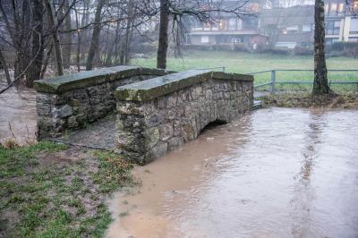 Waiblingen-Bittenfeld: Zipfelbach tritt ueber die Ufer - Strassensperrung und Einsatz der Feuerwehr